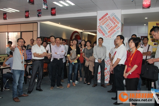 泉州市兩化融合考察團領(lǐng)導(dǎo)一行蒞臨訊網(wǎng)科技視察 泉州市兩化融合考察團領(lǐng)導(dǎo)一行蒞臨訊網(wǎng)科技視察